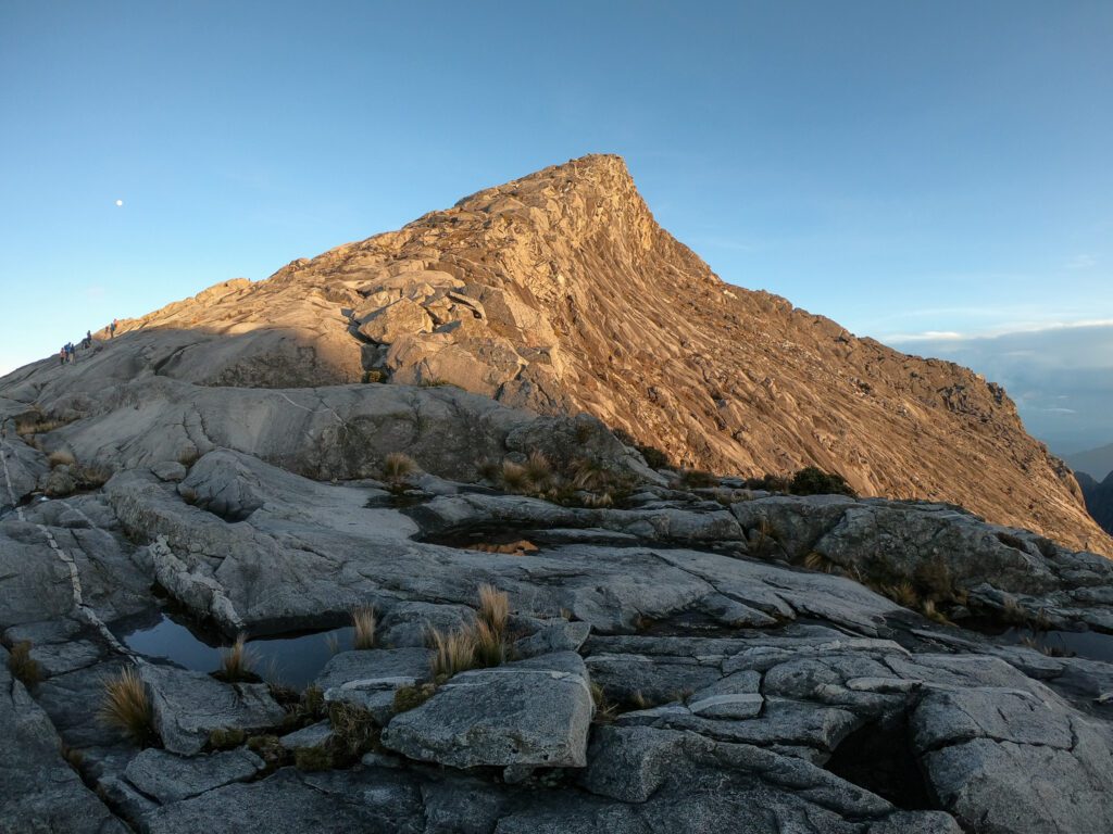 Wierzchołek Mount Kinabalu zaraz po wschodzie słońca.