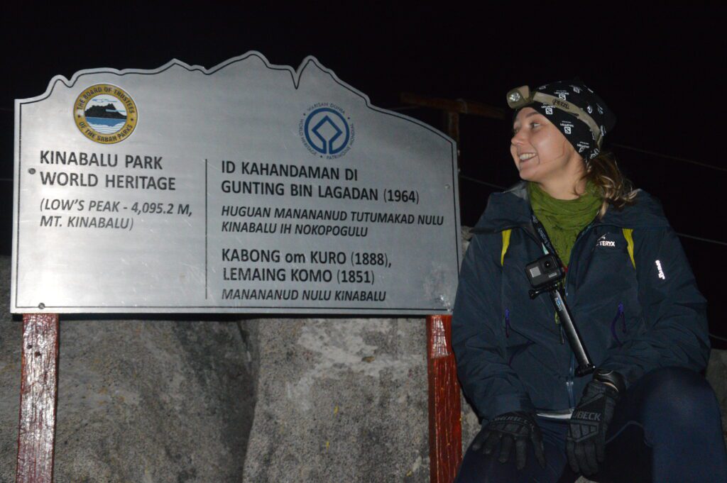 Zdjęcie ze szczytu Mount Kinabalu, pod tablicą.