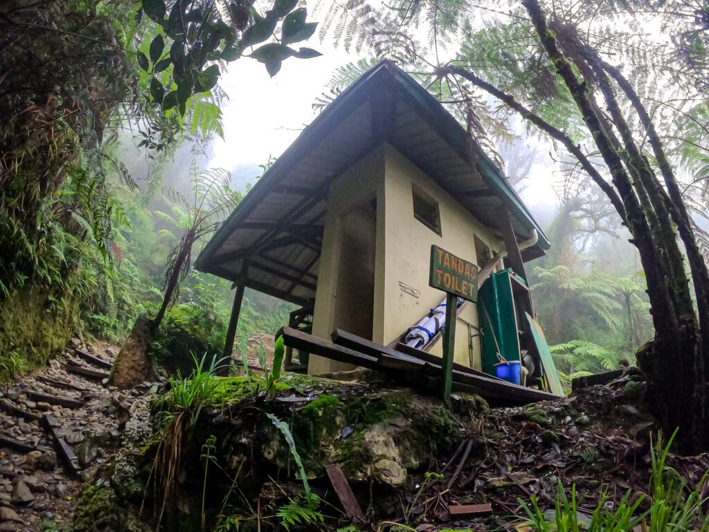 Toaleta na szlaku Ranau trail