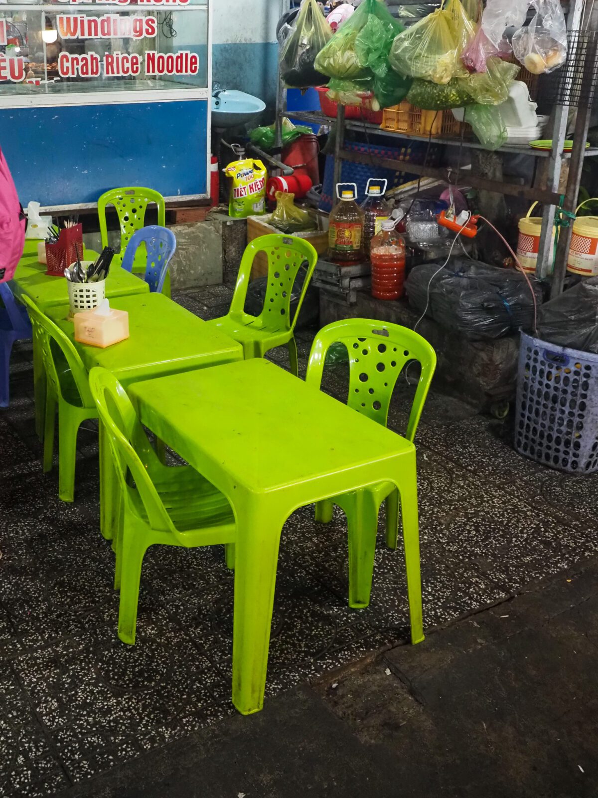 phu quoc krzesła i stoliki na nocnym markecie